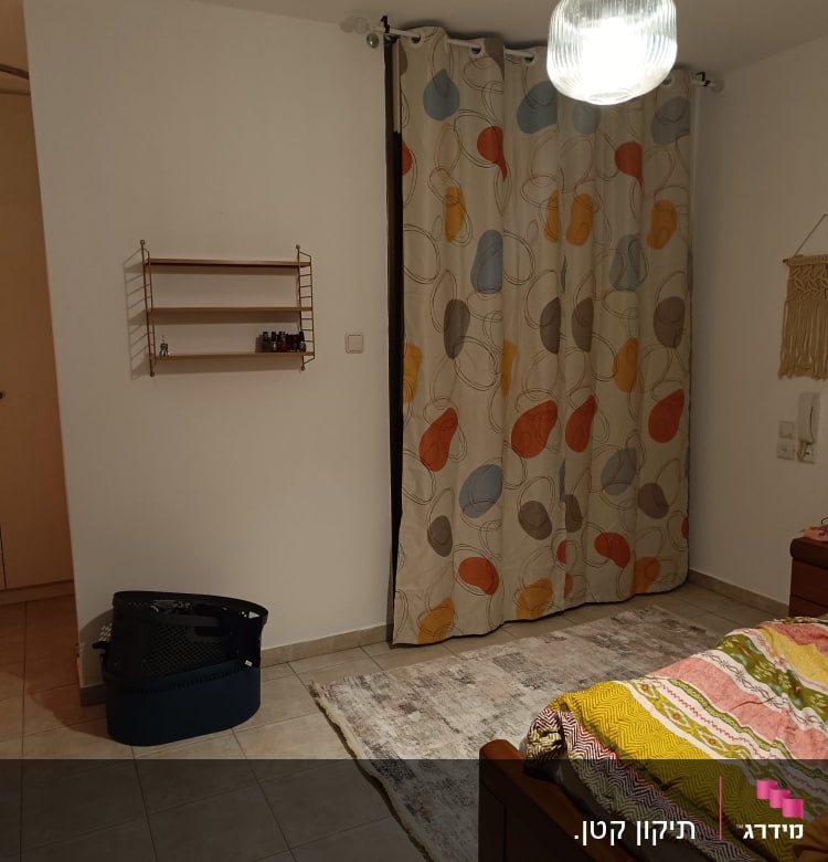 חדר עם מדף תלוי על הקיר